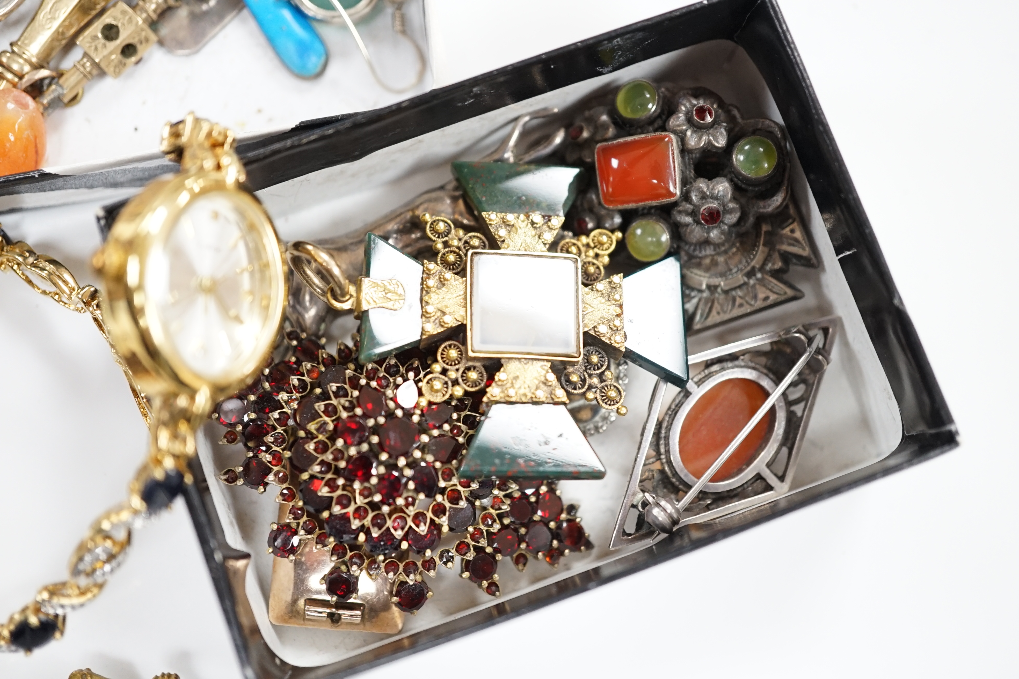 Assorted jewellery including a yellow metal and chalcedony set cross pendant, 38mm, a two colour paste set brooch, Victorian mourning brooch, silver 'Baby' brooch, intaglio stone, watch key, etc.